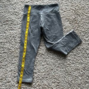 LuLulemon Leggings Size 4 - Capris (black / gray tiny chevron texture